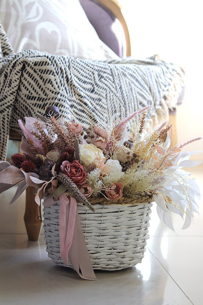 Boho Romance 2, kompozycja kwiatowa w koszu