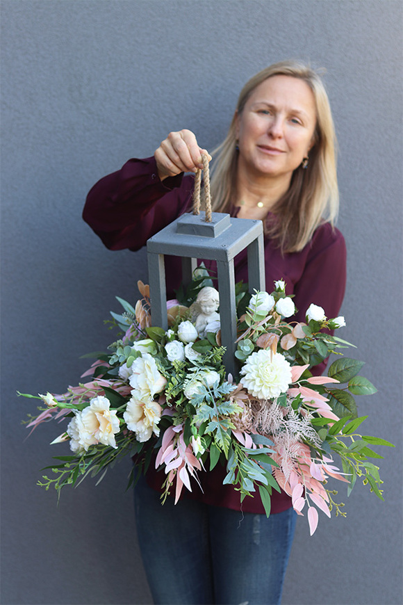 Angelo Garden Wood Pink, kompozycja nagrobna z aniołem w lampionie