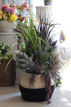 OD RĘKI Simplata, sztuczna trawa w koszu z ziołami, wys.90cm 