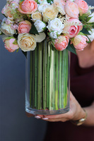 Hellissa Roses, bogaty bukiet kwiatów w szklanym wazonie,