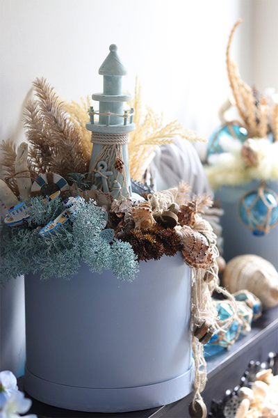 Morskie Opowieści, flowerbox marynistyczny z latarnią morską