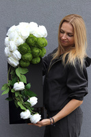 New Design Roses, dekoracja nagrobna na czarnej podstawie