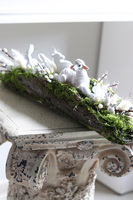 Zajączki Longia, dekoracja wielkanocna w omszałej korze drewna