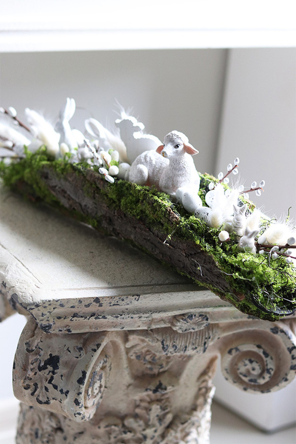 Zajączki Longia, dekoracja wielkanocna w omszałej korze drewna