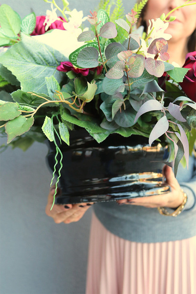 Ruberia, kompozycja nagrobna w misie z bordową chryzantemą