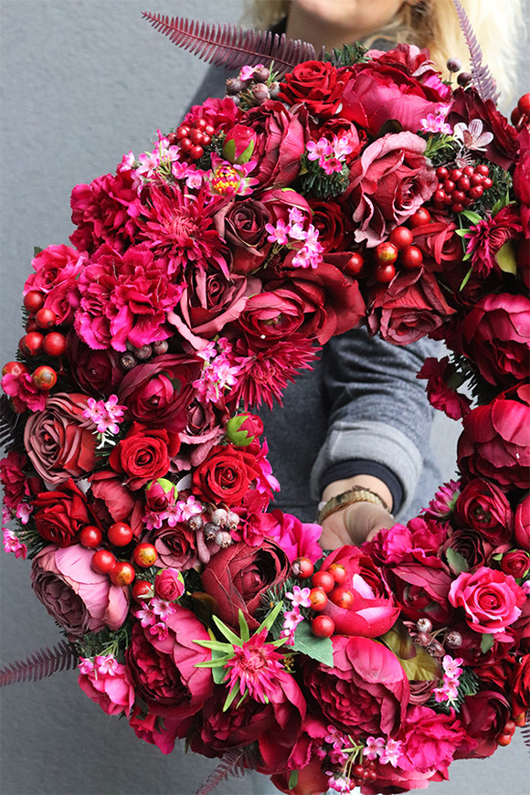 Brigita Neruta Dleicja, bogaty czerwony wianek z owocami