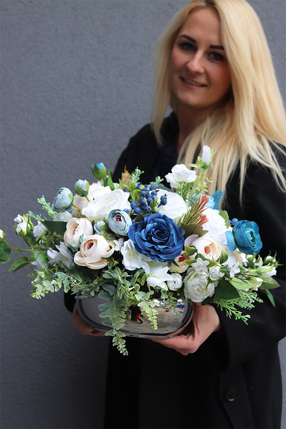 Blue Nalia, wiosenna kompozycja kwiatowa w srebrnej misce, wys.29x45cm