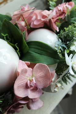 Dekoria Pudrova, kompozycja kwiatowa w podłużnym naczyniu - łódce, dł.85cm