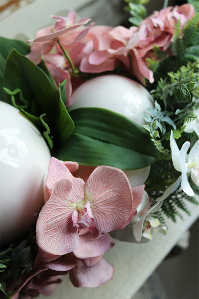 Dekoria Pudrova, kompozycja kwiatowa w podłużnym naczyniu - łódce, dł.85cm