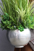 Apartament Silver, dekoracja z trawami w metalowej donicy