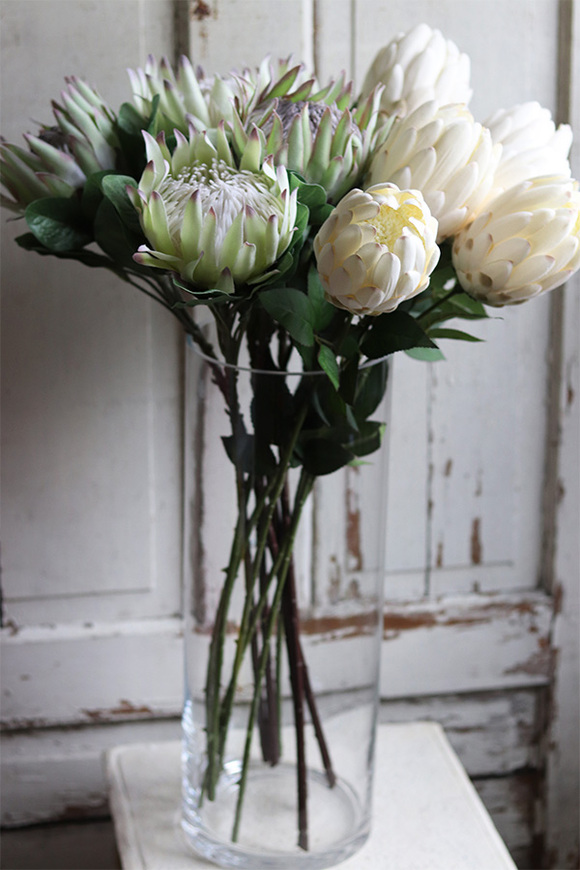 ekskluzywny bukiet w szklanym wazonie, Protea, wys.78cm
