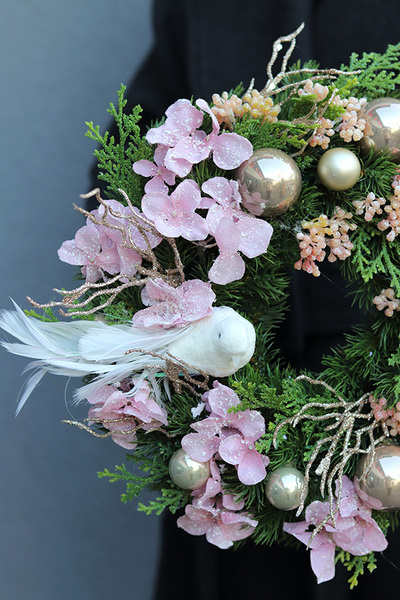 Wigilijna atmosfera, pudrowy wianek świąteczny