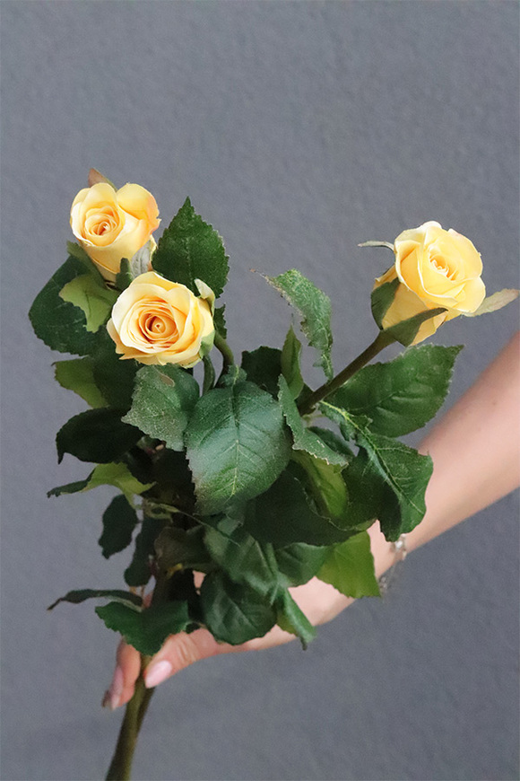 Róża Juliet, gałązka sztucznej róży, żółta