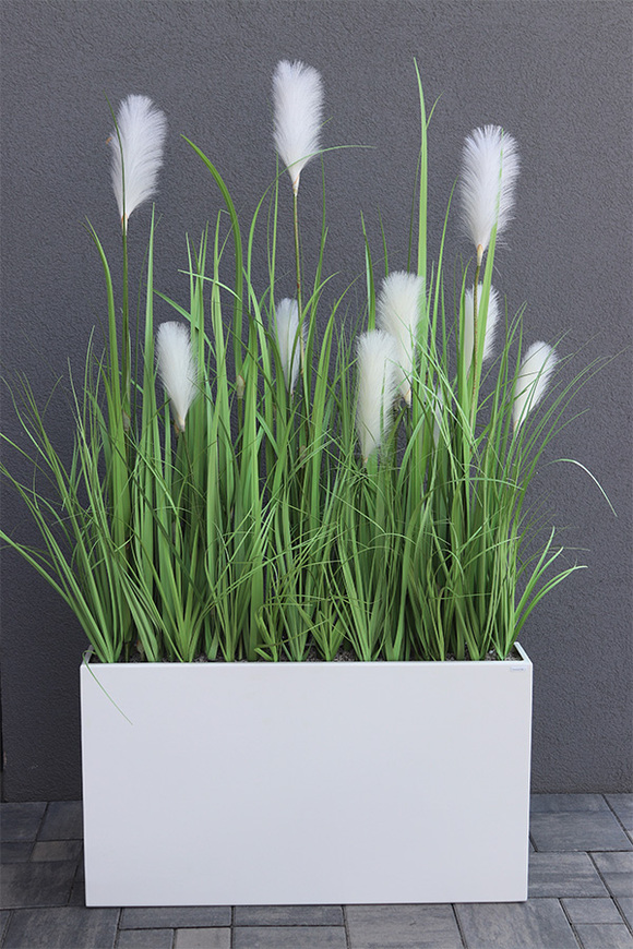 Mojo, kompozycja ze sztucznej trawy w donicy klienta, wys.150cm 