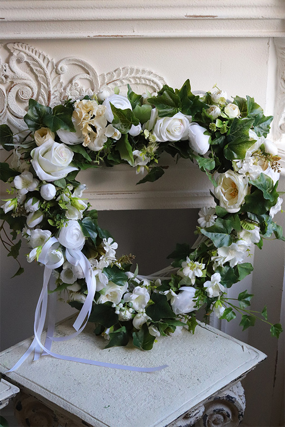 Biała Winnica, wieniec nagrobny w kształcie serca