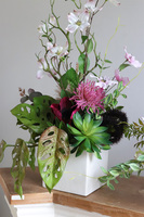 Miodowy Dom Spring, kompozycja kwiatowa w naczyniu