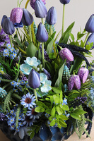 Niebieskava, wiosenna kompozycja z tulipanami