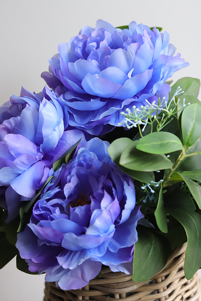 Bahama Blue, kompozycja z peonii w koszu