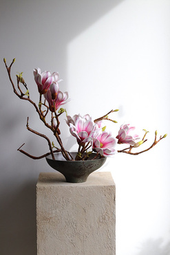 OD RĘKI Magnolie Modern, kompozycja wiosenna w naczyniu, wys.48cm