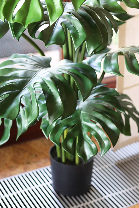 Monstera, sztuczne drzewko w doniczce