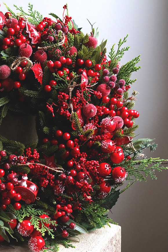 Czerwony Gaj, zimowy wianek na drzwi z owocami