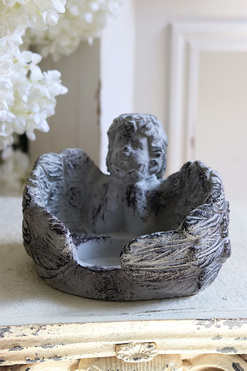 Aniołek Rozmarzony, świecznik nagrobny, wym.16x21x19cm