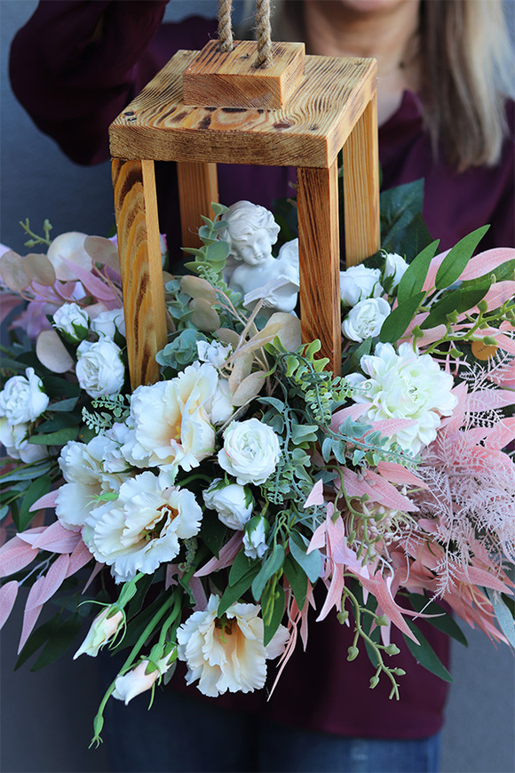 Angelo Garden Wood Pink 2, kompozycja nagrobna z aniołem w lampionie