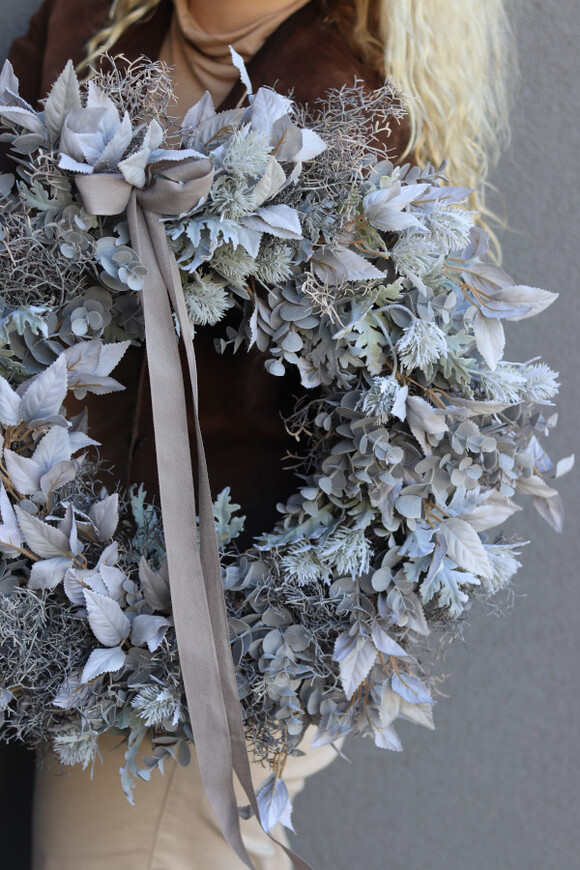 Popiella, dekoracyjny wianek na drzwi