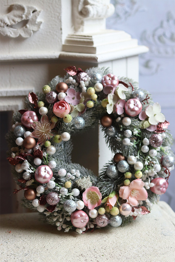 Pastelowy Czar Zimy, świąteczny wianek dekoracyjny