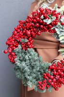 Czerwone Korale, świąteczny wianek dekoracyjny z domkiem