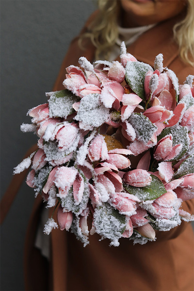 Mroźna Magnolia, zimowy wianek kwiatowy na drzwi