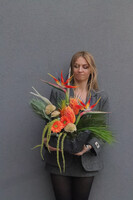 Amazonka Volcan, kompozycja nagrobna ze strelicją