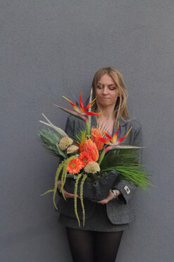 Amazonka Volcan, kompozycja nagrobna ze strelicją, wys.50cm