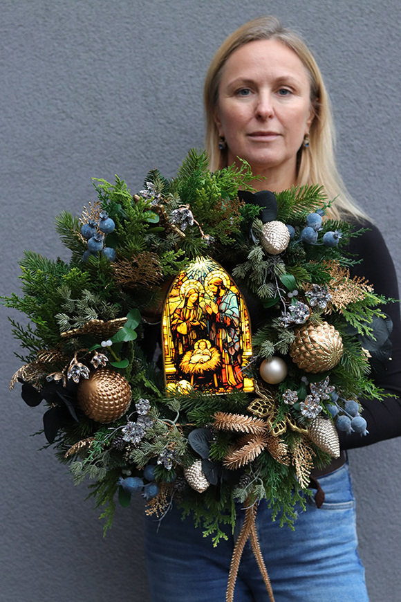 W Szopce, świąteczny wianek na drzwi z Rodziną Świętą LED