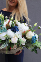 Blue Nalia Big, wiosenna kompozycja kwiatowa w srebrnej łódce, wym.40x67cm