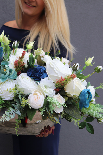 Blue Nalia Big, wiosenna kompozycja kwiatowa w srebrnej łódce, wym.40x67cm