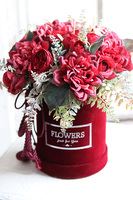 Bordina, welurowy flowerbox z czerwonymi kwiatami, wys.30cm