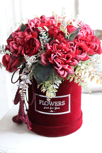 Bordina, welurowy flowerbox z czerwonymi kwiatami, wys.30cm 