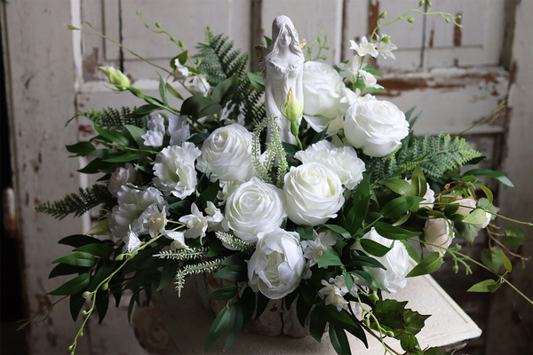 Biała Pamięć, dekoracja nagrobna z aniołem, wym.37x65cm