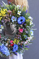 Wichrowe Wzgórza, wieniec nagrobny z polnymi kwiatami