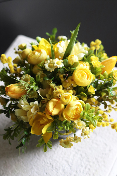 Amira Small Black, dekoracja kwiatowa na stół Wielkanocny