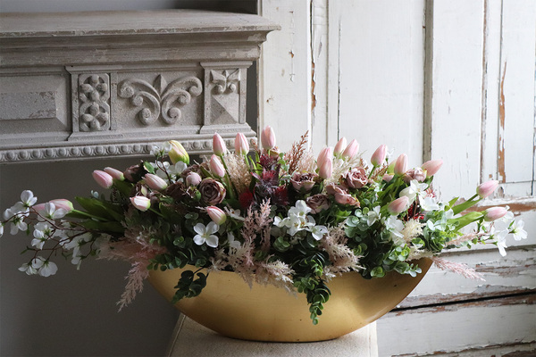 Beige & Gold Therina, kompozycja wielkanocna z różowymi tulipanami, wym.40x80cm 