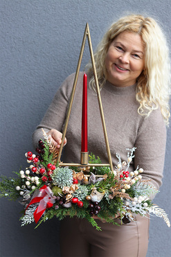 OD RĘKI Gold Triangle, świąteczny stroik ze świecznikiem, wys.62cm