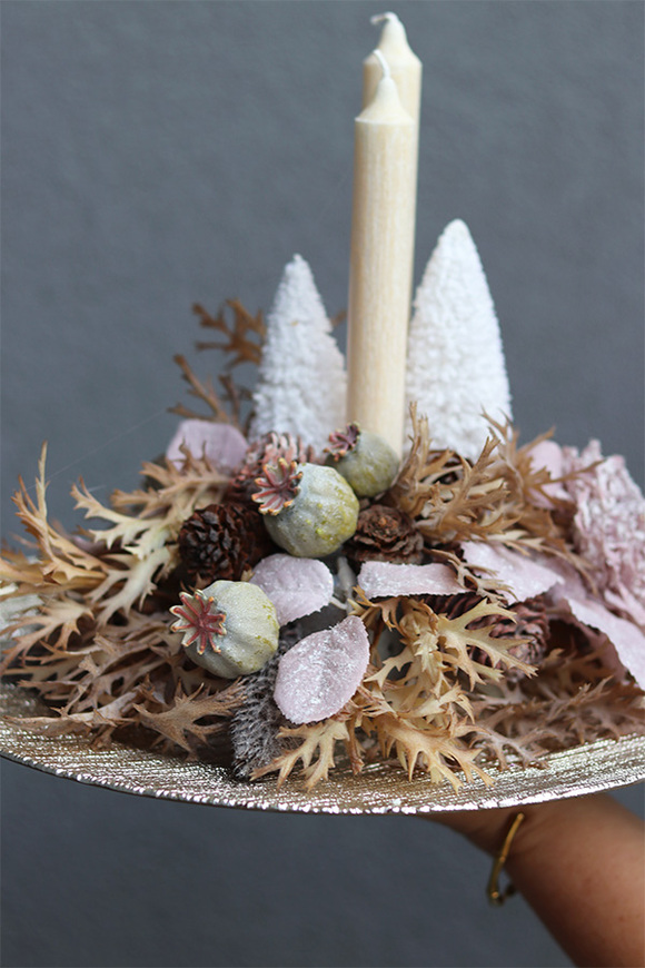 Beige Classic, stroik ze świecą na talerzu