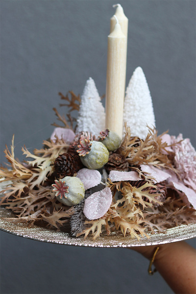 Beige Classic, stroik ze świecą na talerzu