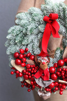 Mroźna Czerwień, świąteczny wianek z reniferem