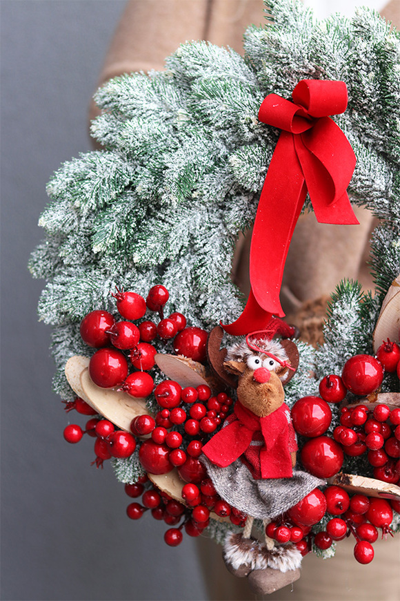 Mroźna Czerwień, świąteczny wianek z reniferem