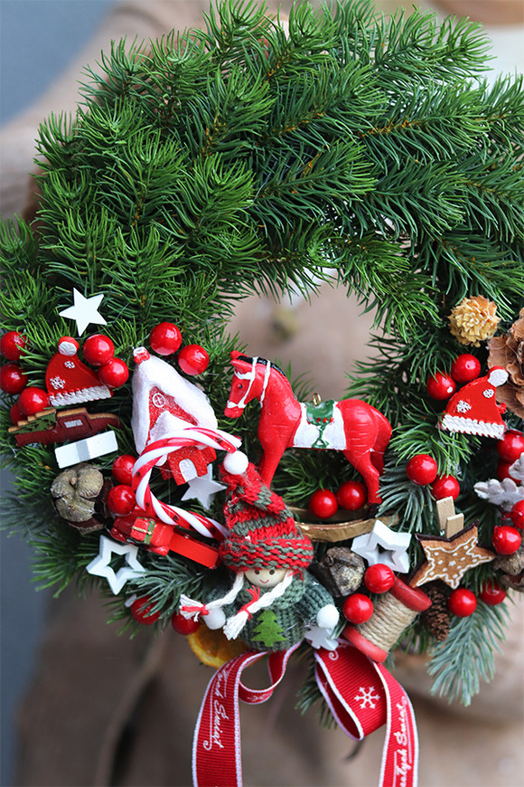 Konik na Biegunach, świąteczny wianek z asymetryczną dekoracją
