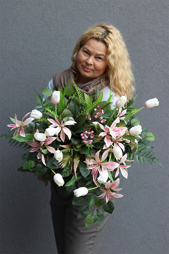 Gloria, wiosenna dekoracja nagrobna z tulipanami