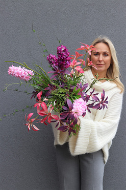 OD RĘKI Delicioso, wiosenny bukiet nagrobny we wkładzie, wys.58cm